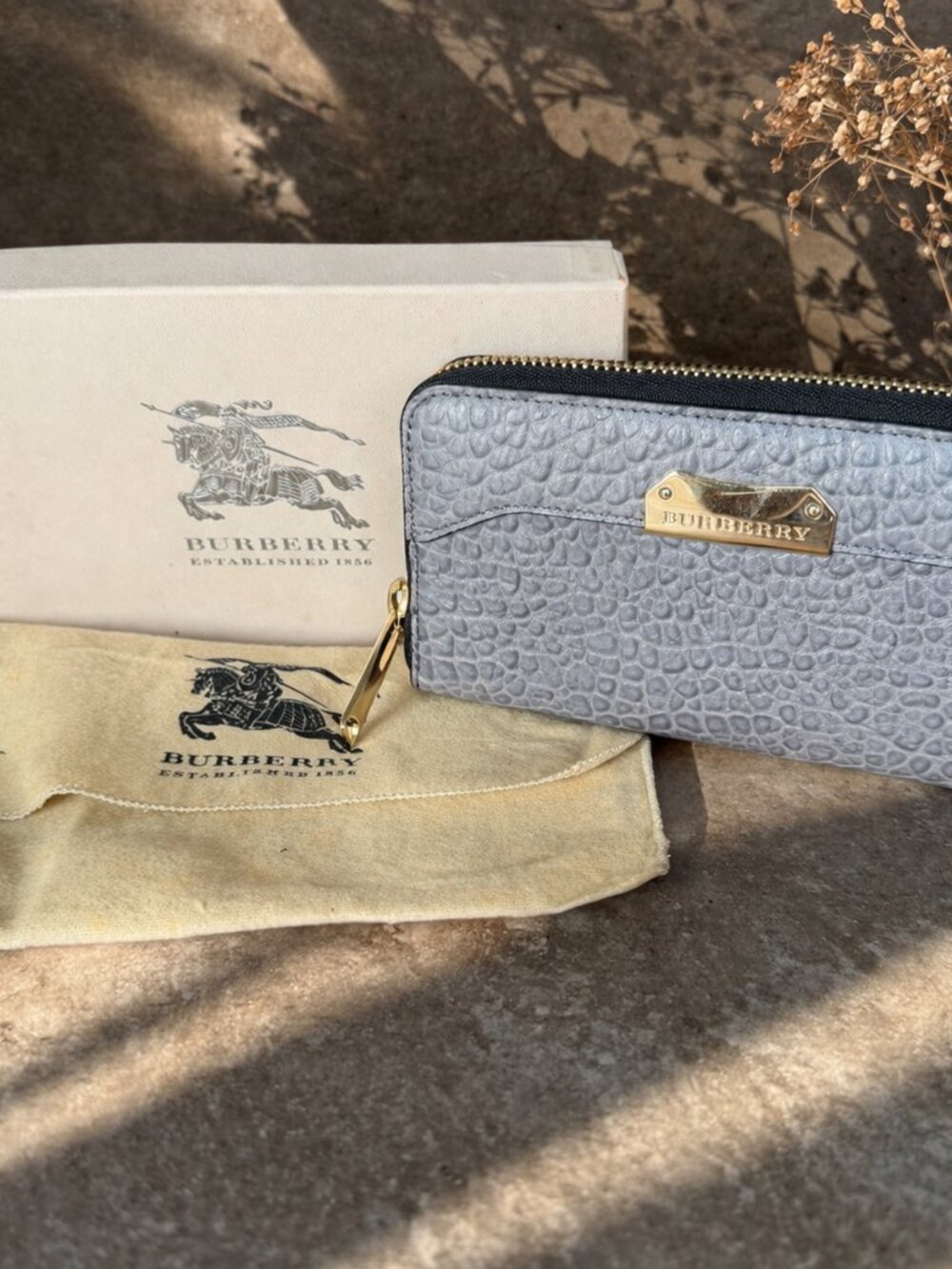 BURBERRY Heritage Grain Leather Zip Around Wallet, Gray/Silver EUC Authentic